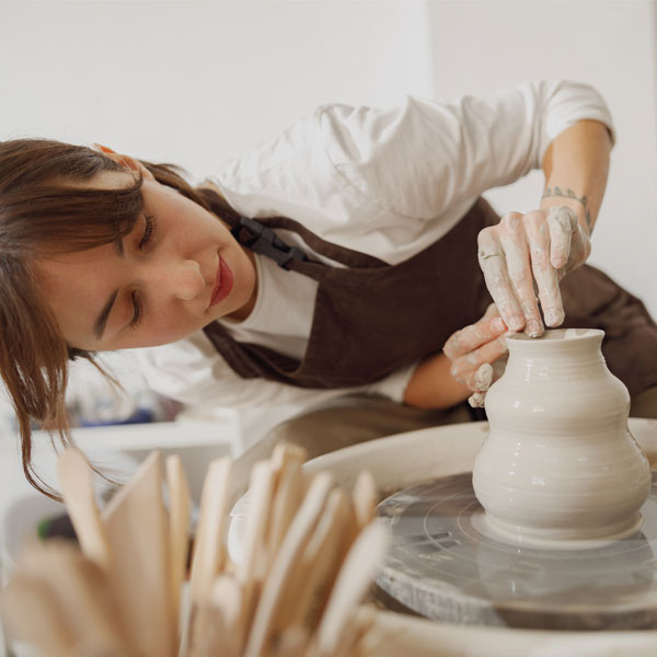 Artiste faisant de la poterie