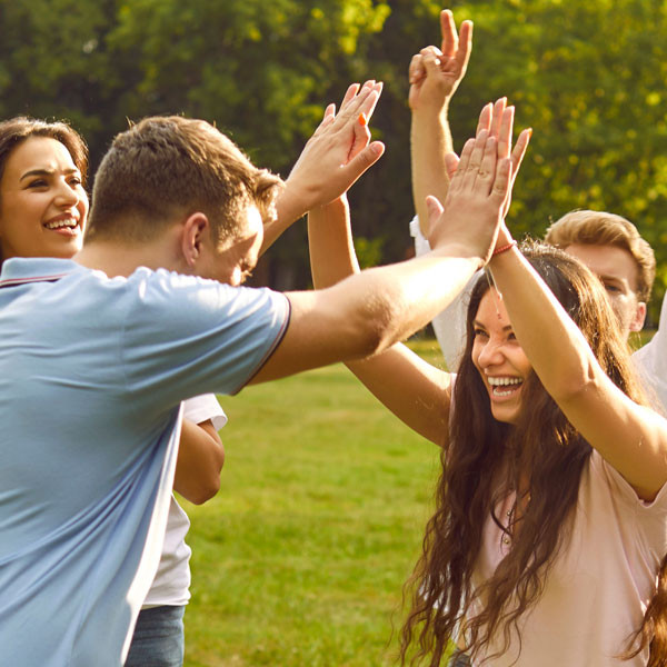 Jeunes adolescents qui se tapent dans les mains