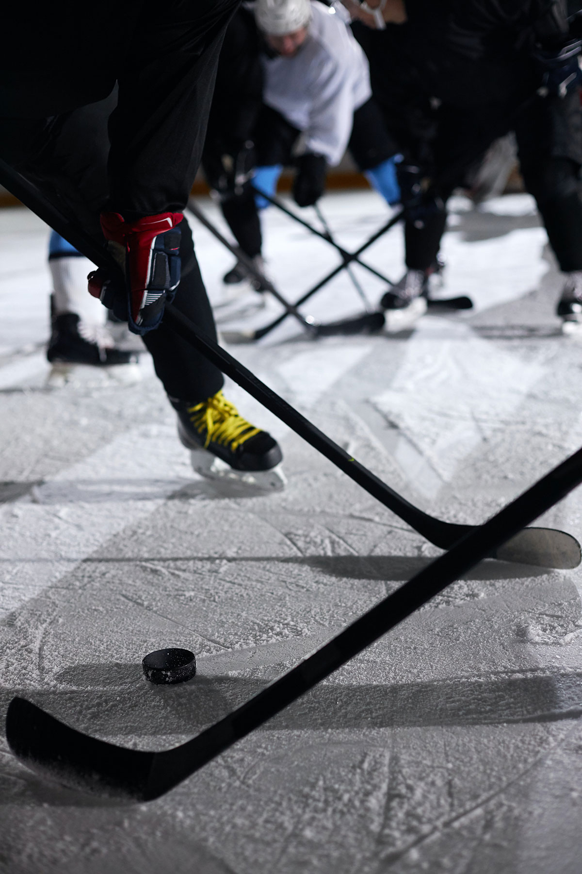 Jeunes qui jouent au hockey