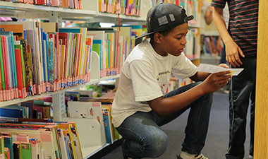 Garçon à la bibliothèque