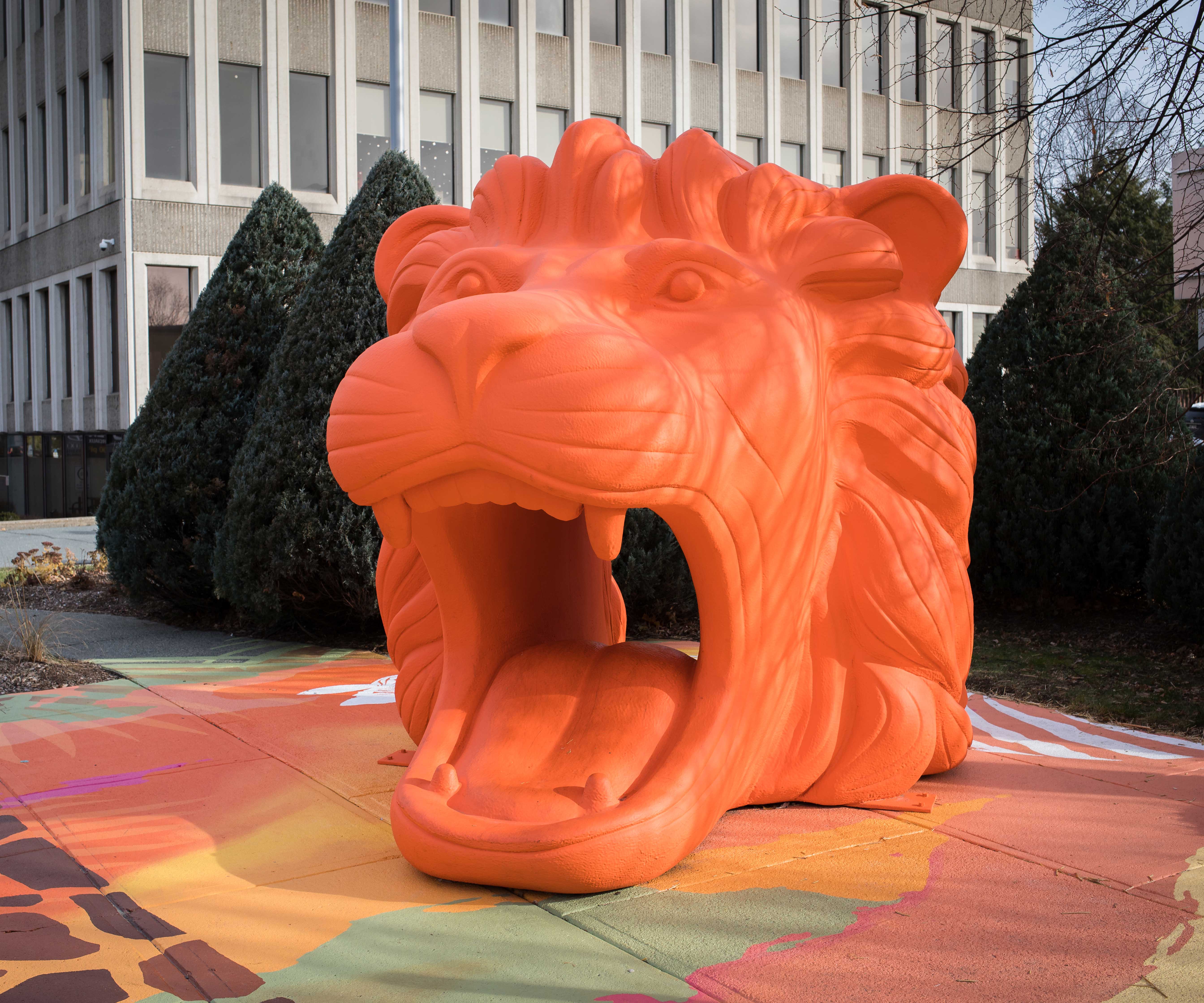 Sculpture ludique, lion orange