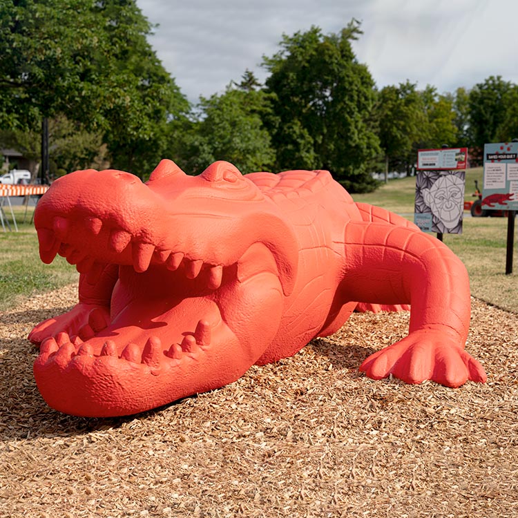 Sculpture ludique, alligator rouge