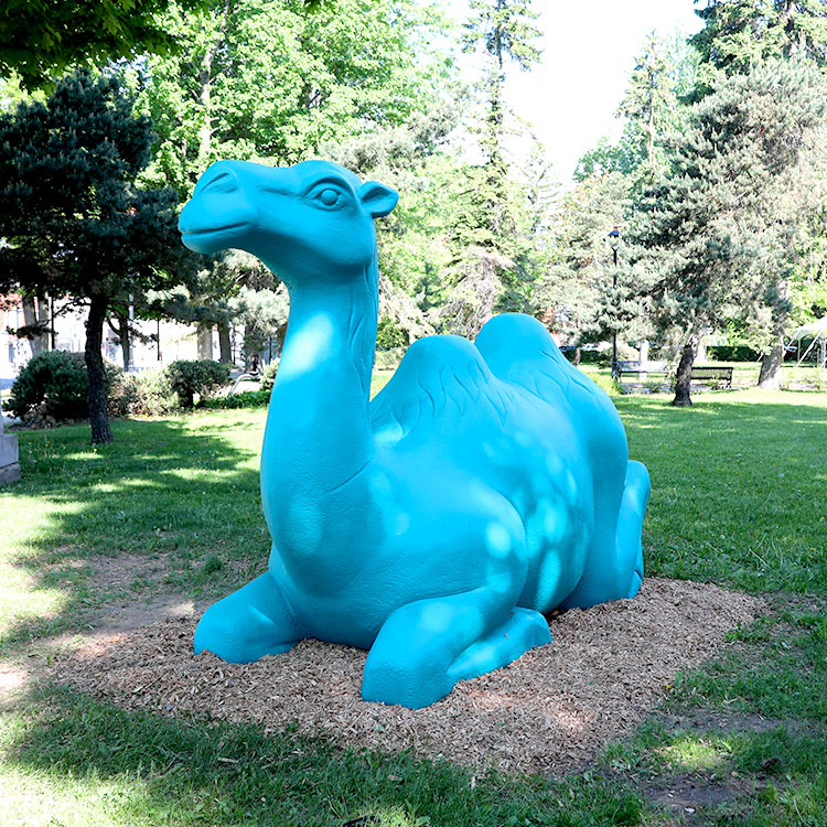 Sculpture ludique, chameau turquoise