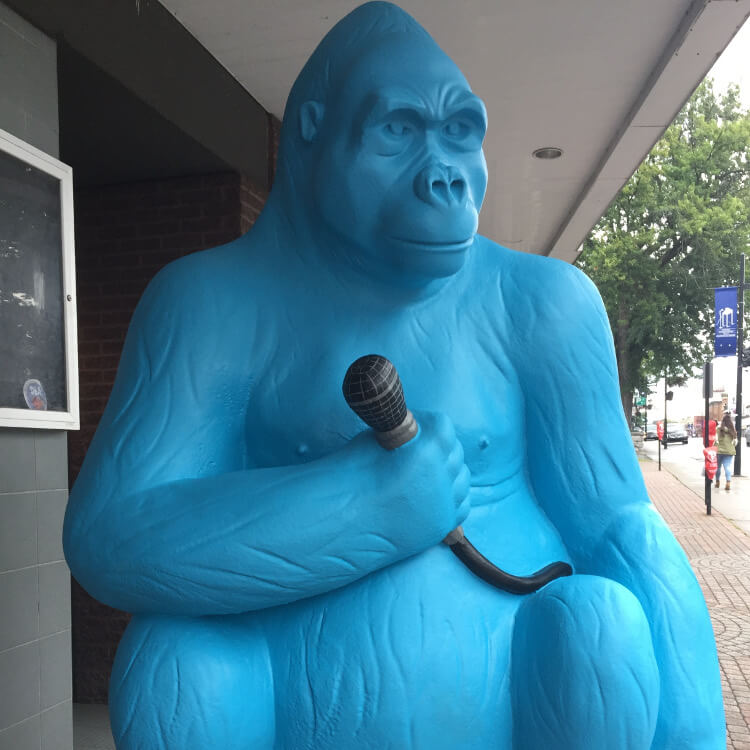 Sculpture ludique, gorille bleu