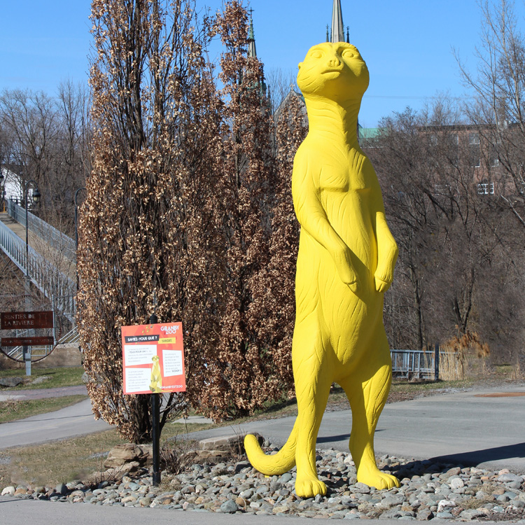 Sculpture ludique, le suricate jaune