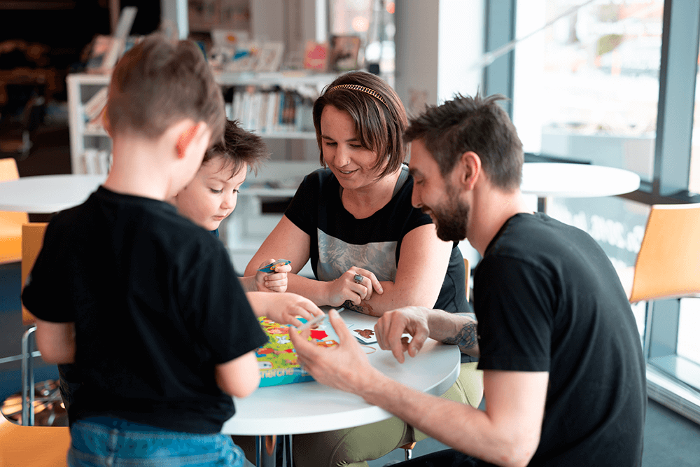 personnes jouant à la biblio