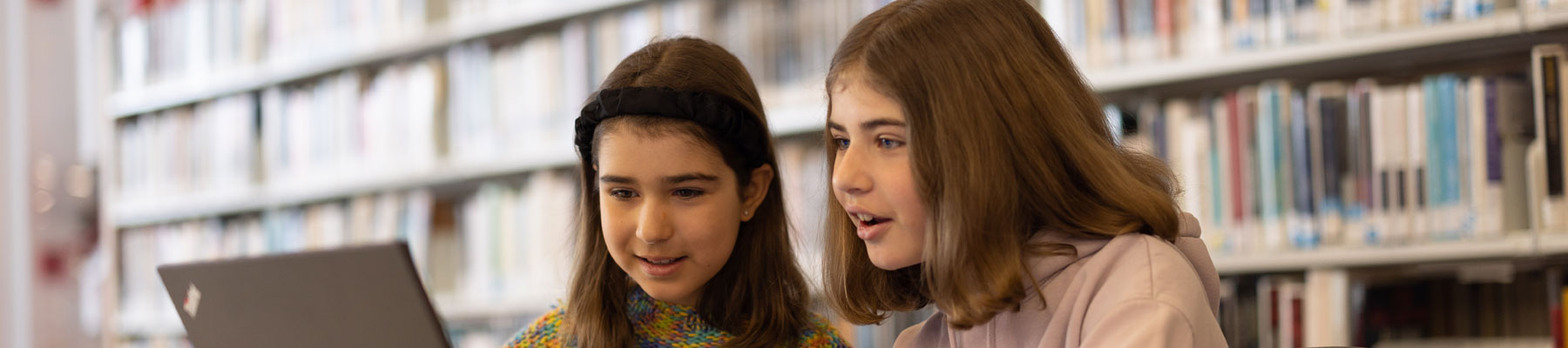 Jeunes filles à la bibliothèque