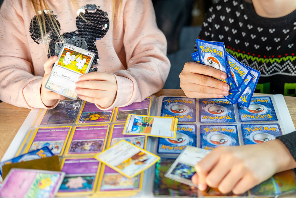 Jeunes jouant avec des cartes de Pokémon