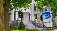 Hôtel de ville de Granby à l'été