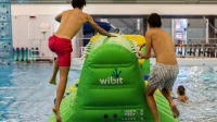 Modules gonflables Wibit à l'eau au centre aquatique
